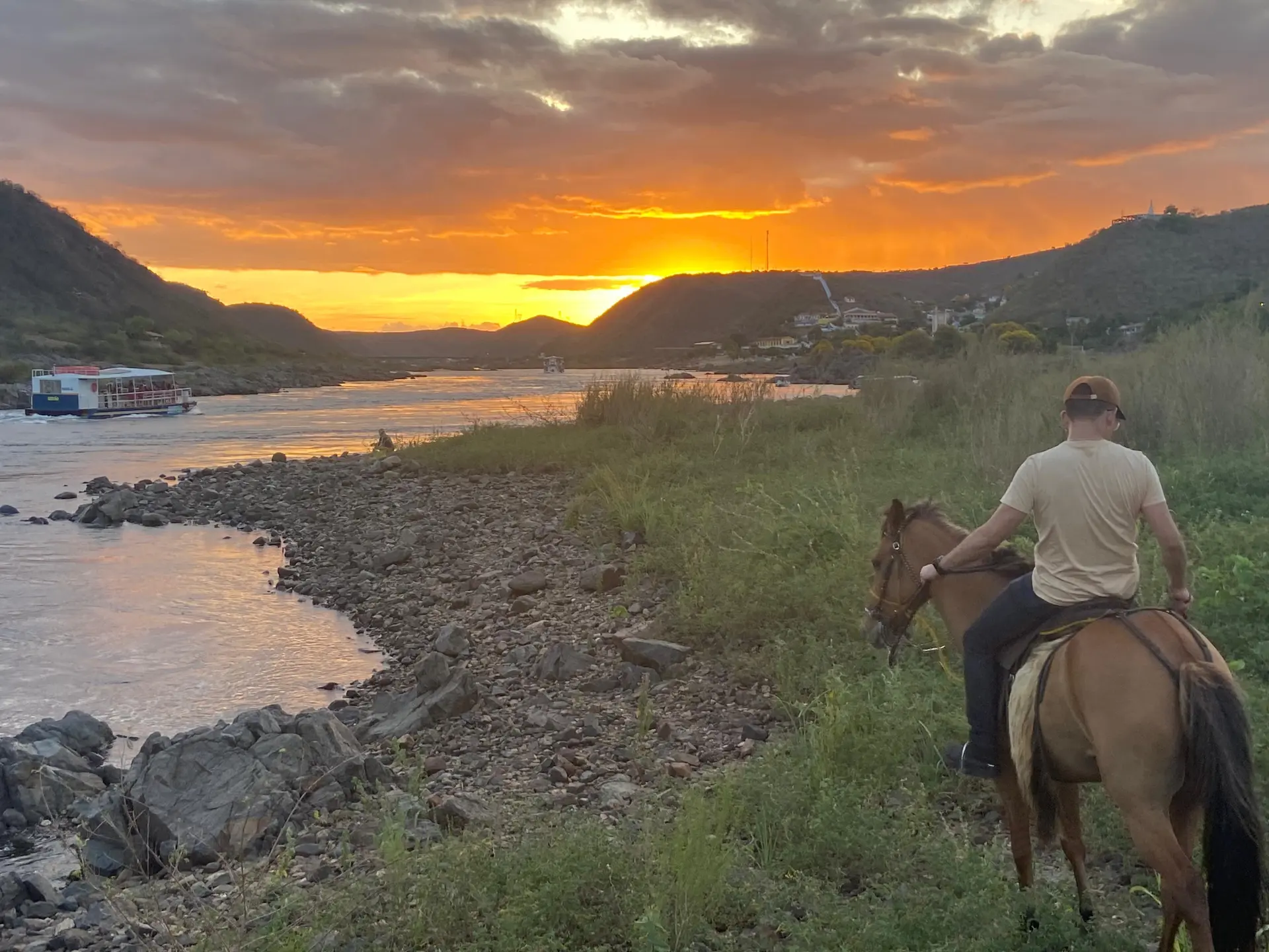 Passeio a cavalo ao pôr do sol às margens do Rio São Francisco, em Piranhas, Alagoas