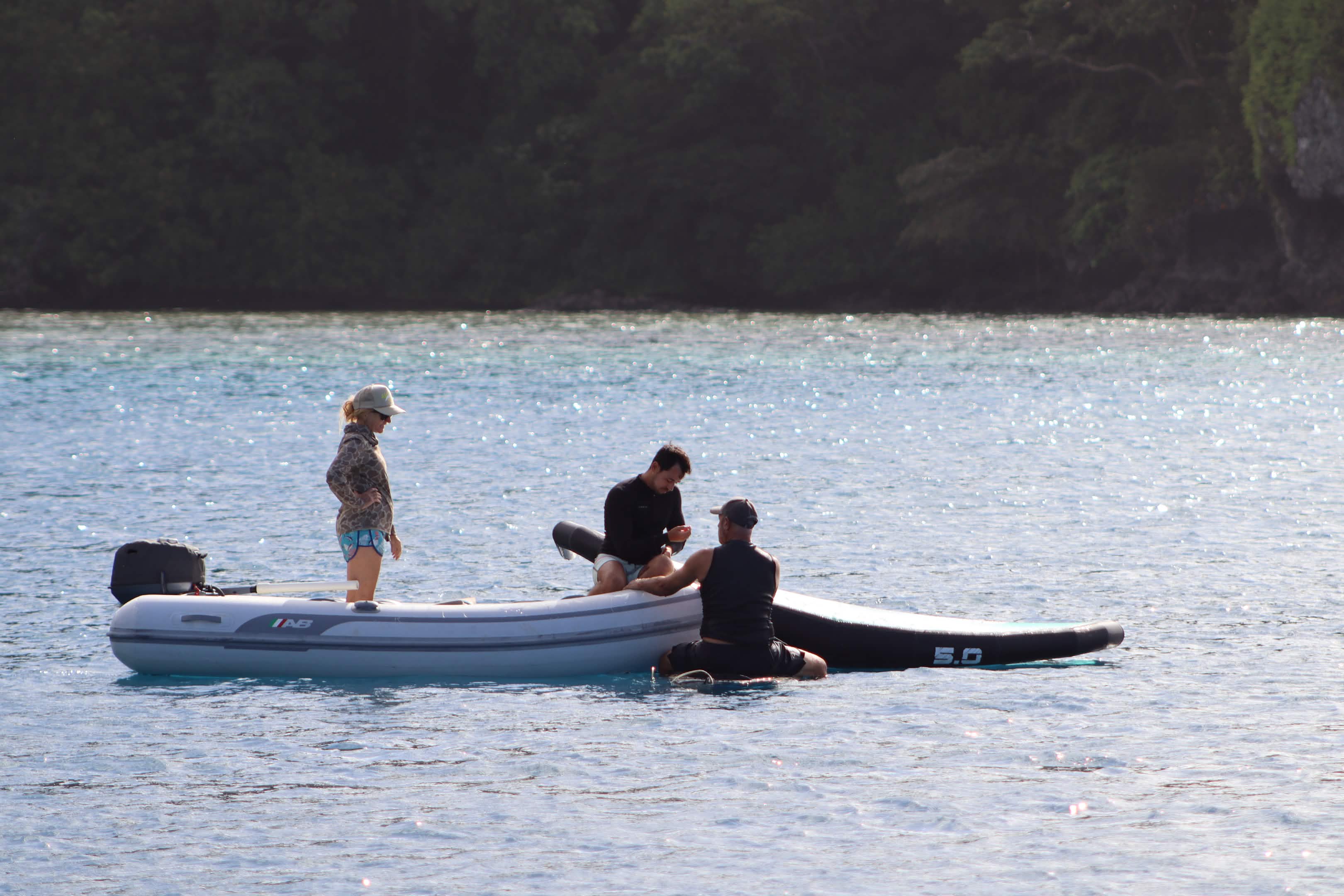 Grupo se preparando para um passeio de bote inflável e stand up paddle em águas calmas