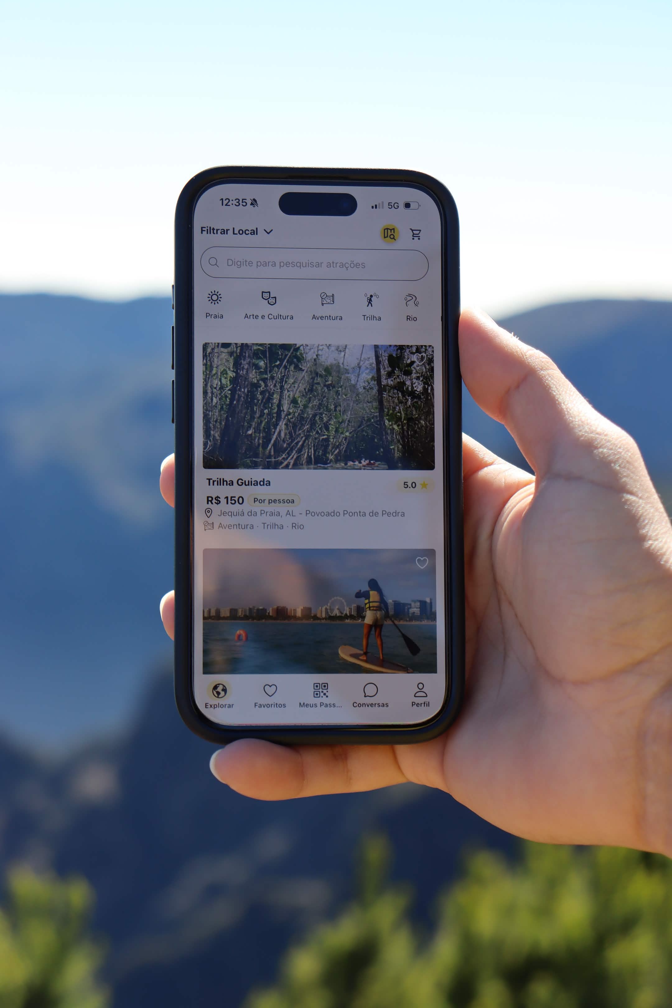 Mão segurando um celular com o aplicativo Apollo exibindo atividades outdoor